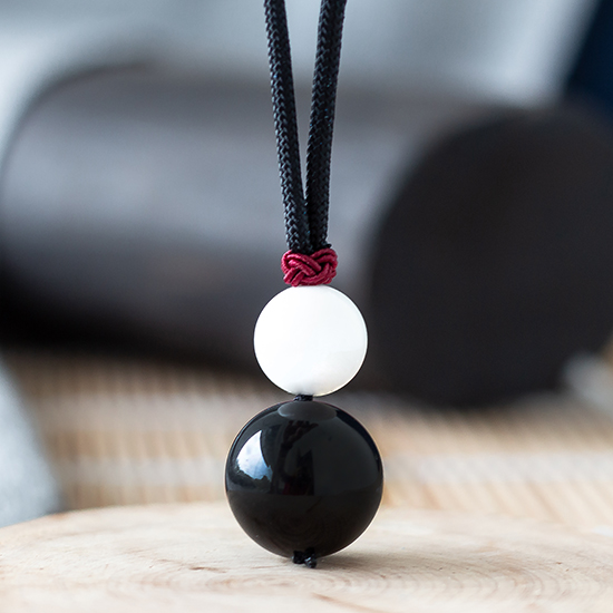 白砗磲黑曜石葫芦吊坠 Tridacna Stone and Obsidian Gourd Pendant