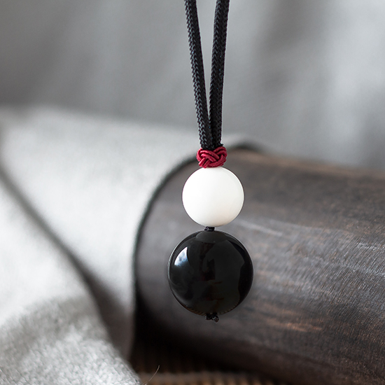 白砗磲黑曜石葫芦吊坠 Tridacna Stone and Obsidian Gourd Pendant