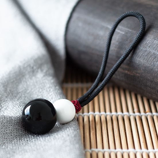 白砗磲黑曜石葫芦吊坠 Tridacna Stone and Obsidian Gourd Pendant